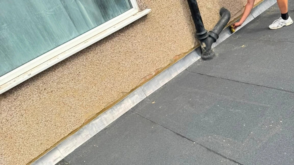 Home buyer flat roof inspection before closing